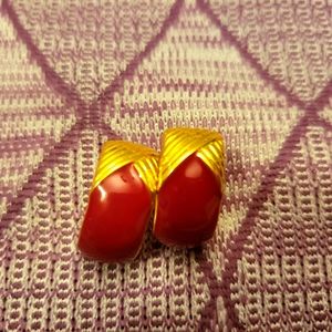 Wow this pair of Red and Gold vintage earrings give me good vibes. Post